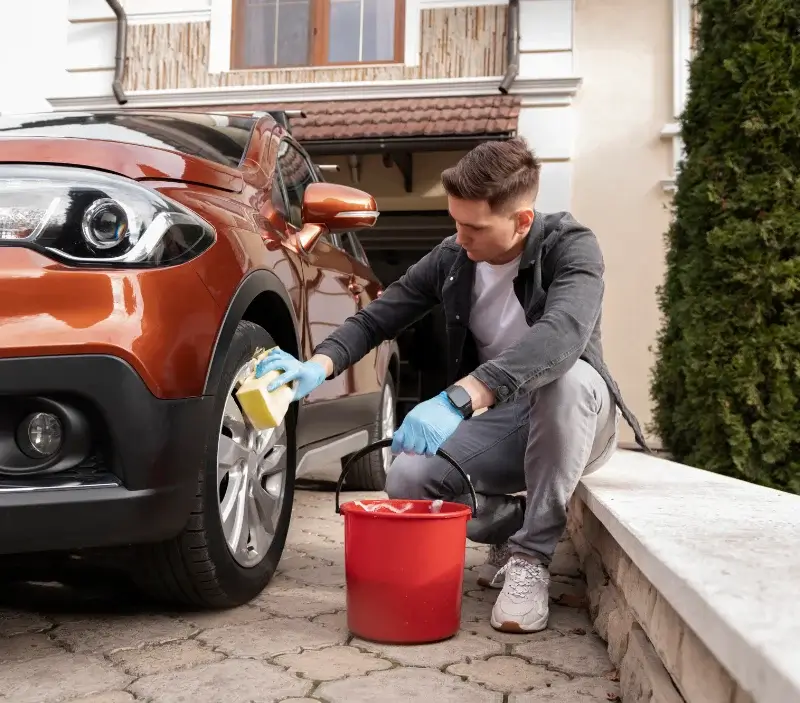 Lavage auto à domicile Pléneuf-Val-André : professionnel intervenant sur un véhicule